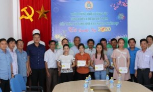 Đoàn công tác tặng quà cho CNLĐ Công ty CPCS Quasa -Geruco. Ảnh: Đức Khánh