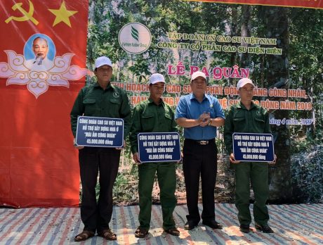 Ông Võ Việt Tài - Phó Chủ tịch Công đoàn Cao su Việt Nam trao nhà "Mái ấm Công đoàn" cho gia đình công nhân có hoàn cảnh khó khăn .