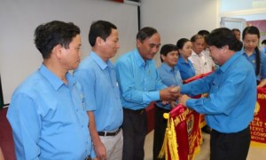 Ông Phan Mạnh Hùng - Chủ tịch Công đoàn CSVN trao cờ thi đua xuất sắc cho các đơn vị có thành tích trong phong trào thi đua lao động giỏi năm 2019