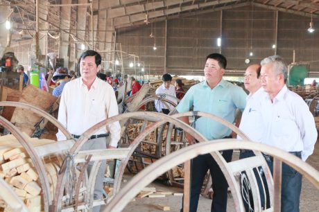 Lãnh đạo các công ty gỗ tham quan Nhà máy chế biến Gỗ Tây Ninh