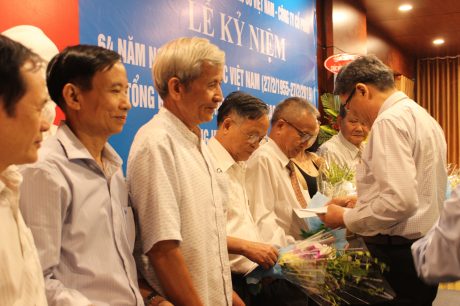 Ông Nguyễn Tiến Đức - Phó TGĐ VRG tặng hoa và quà cho các cán bộ y tế lão thành