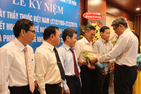 Ông Nguyễn Tiến Đức- Phó TGĐ VRG tặng bằng khen của Bộ y tế cho các cá nhân