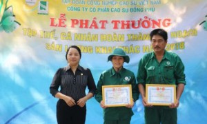 Chị Lại Thị Hồng – Chủ tịch CĐ NT An Bình trao thưởng cho CN.