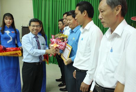 Ông Nguyễn Quốc Việt - Chủ tịch HĐTV công ty tặng giấy khen cho các cá nhân đạt thành tích xuất sắc