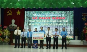 Lãnh đạo CĐ CSVN và công ty trao tặng biểu trưng 5.702 vỏ xe cho công nhân