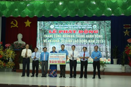 Lãnh đạo CĐ CSVN và công ty trao tặng biểu trưng 5.702 vỏ xe cho công nhân