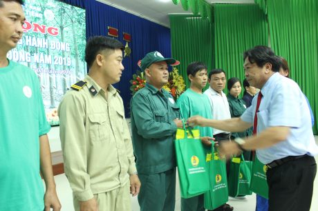 Ông Phan Mạnh Hùng – UV.BCH Tổng LĐLĐ Việt Nam, Chủ tịch Công đoàn CSVN trao quà cho CNLĐ.
