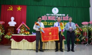 Công ty nhận cờ thi đua xuất sắc của VRG. Ảnh: Ngọc Cẩm.