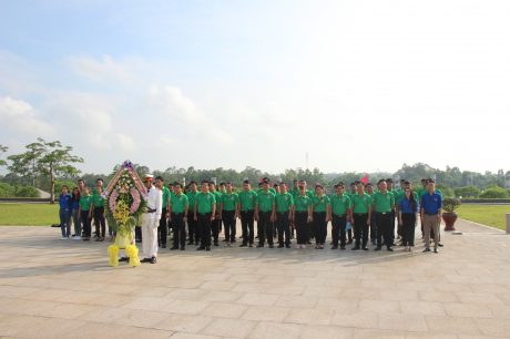 Đoàn dâng hương tại Tượng đài Mẹ Việt Nam Anh hùng