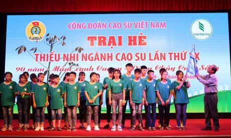 Đ/c Phan Tấn Hải - Phó Chủ tịch thường trực Công đoàn Cao su Việt Nam trao cờ lưu niệm cho các trại sinh