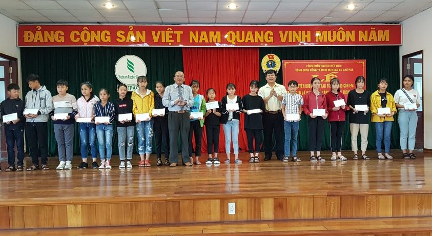 Lãnh đạo Công ty trao thưởng cho các em học sinh giỏi