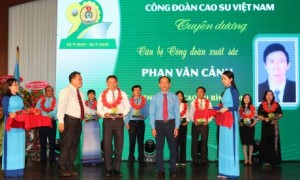 Anh Phan Văn Cảnh được tuyên dương cán bộ CĐ xuất sắc tại Lễ kỷ niệm 90 năm thành lập CĐVN.