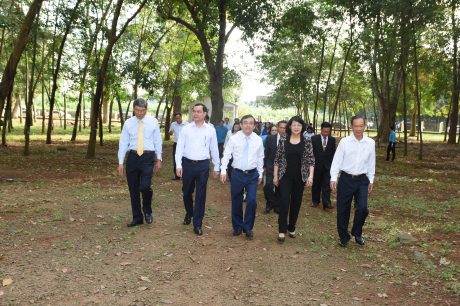 Phó Chủ tịch nước Đặng Thị Ngọc Thịnh tham quan vườn cây bảo tồn Cao su Đồng Nai.