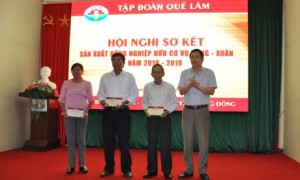 Tập đoàn Quế Lâm khen thưởng các hộ gia đình thực hiện đúng quy trình chăn nuôi heo hữu cơ đạt và vượt kế hoạch. Ảnh: TRƯỜNG SƠN