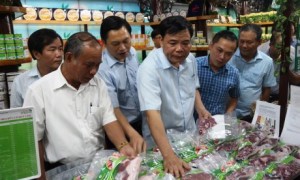 Bộ trưởng NN&PTNT Nguyễn Xuân Cường thăm siêu thị hữu cơ của Quế Lâm tại TP. Huế.