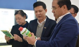 Đồng chí Chẩu Văn Lâm - UV TƯ Đảng, Bí thư Tỉnh ủy Tuyên Quang tìm hiểu các chế phẩm vi sinh của Tập đoàn Quế Lâm.