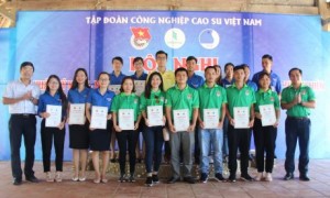 Các cán bộ Đoàn nhận giấy chứng nhận tham gia tập huấn.