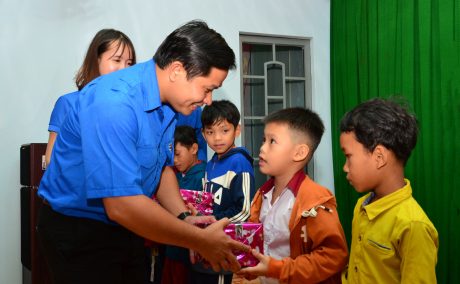 Đ/c Thái Bảo Tri – Bí thư ĐTN VRG trao quà cho học sinh vượt khó học giỏi trong Chương trình “Tháng Ba biên giới” năm 2019 tại xã Đắc Ơ, huyện Bù Gia Mập, tỉnh Bình Phước.