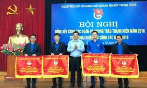 Đ/c Lê Quốc Phong – UV dự khuyết TW Đảng, Bí thư thứ nhất TW Đoàn trao Cờ xuất sắc của BCH TW Đoàn cho đ/c Thái Bảo Tri – UV BCH TW Đoàn, Bí thư ĐTN VRG (bên phải).