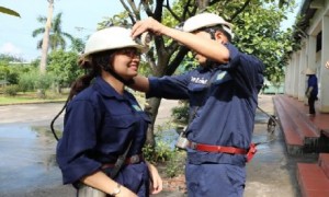 Chị Nguyễn Thị Thanh Thúy - Bí thư Đoàn Thanh niên Cao su Đồng Nai chuẩn bị xuống hầm mỏ.