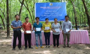 Ông Võ Trần Minh Đăng - Chủ tịch Công đoàn công ty trao quà cho công nhân.