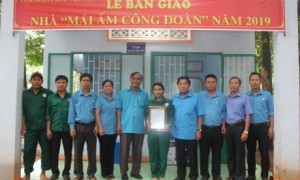 Lãnh đạo Công đoàn Cao su VN, CĐ Cao su Bình Long và các đại biểu tại lễ trao nhà “Mái ấm Công đoàn” cho gia đình đoàn viên Thị Vót - Nông trường Đồng Nơ