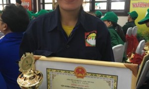 Phạm Thị Đủ vui mừng với giải ba Hội thi Bàn tay vàng cấp ngành năm 2018.