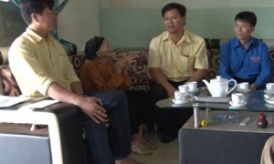 Thăm và tặng quà cho mẹ VN anh hùng Lưu Thị Sinh