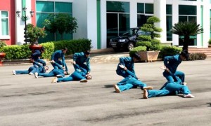 Thực hành võ thuật đối kháng cùng nam DQTV