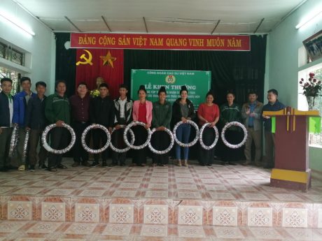 Phó Chủ tịch CĐ Cao su VN Võ Việt Tài trao quà cho CN có thành tích xuất sắc trong phong trào thi đua nước rút 3 tháng cuối năm 2019