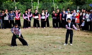 Đồng bào dân tộc H'Mông chơi tu lu