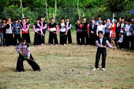 Đồng bào dân tộc H'Mông chơi tu lu