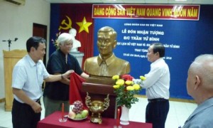 Công đoàn Cao su VN đón nhận bức tượng của đ/c Trần Tử Bình do Hội Khoa học Lịch sử VN và gia đình đ/c Trần Tử Bình trao tặng, vào năm 2010. Ảnh: Bình Nguyên