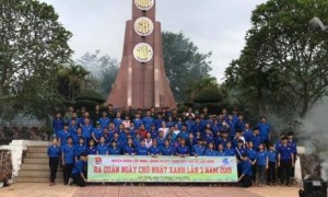 Ông Võ Toàn Thắng – TGĐ Công ty TNHH MTV Cao su Chư Prông (giữa) kiểm tra công tác trước mùa cạo mới tại NT An Biên.
