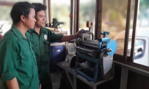 Cán bộ CPCS Cao su Mường Nhé – Điện Biên chi trả tiền góp đất trồng cao su cho người dân xã Mường Nhé (huyện Mường Nhé).