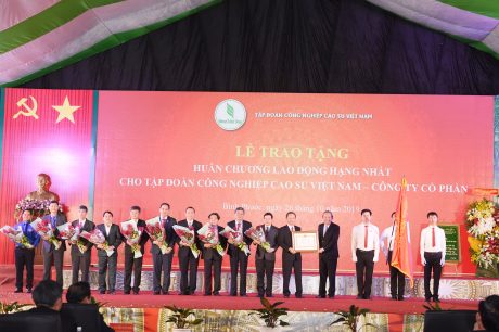VRG vinh dự đón nhận Huân chương Lao động hạng Nhất tại lễ kỷ niệm 90 năm thành lập Chi bộ Đông Dương Cộng sản Đảng - Truyền thống ngành cao su VN, vào ngày 26/10/2019. Ảnh: Vũ Phong