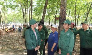 Chị Thái Thị Oanh - GĐ NT An Viễng (bên trái) thăm hỏi NLĐ đầu năm.