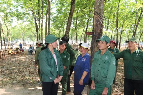 Chị Thái Thị Oanh - GĐ NT An Viễng (bên trái) thăm hỏi NLĐ đầu năm.