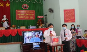 Đại biểu bỏ phiếu tại Đại hội