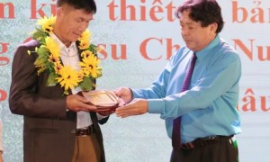 Ông Phan Mạnh Hùng – Chủ tịch Công đoàn CSVN trao thưởng tại Lễ tuyên dương CNVC-LĐ tiêu biểu, xuất sắc các đơn vị miền núi phía Bắc, ngày 25/12/2018.