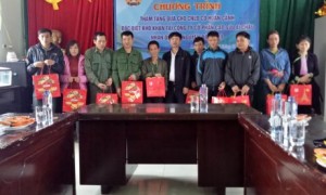 Trao tặng quà cho CBCNV công ty.