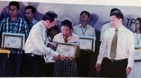 Đồng chí Trần Ngọc Thuận trao quà cho các cháu học sinh giỏi