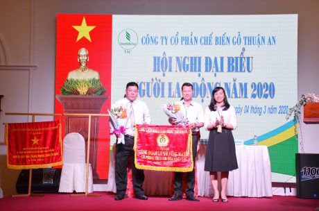 Bà Trương Thị Huế Minh - Phó Chủ tịch Công đoàn CSVN trao cờ thi đua của Tổng LĐLĐ VN cho công đoàn công ty