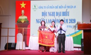 Ông Huỳnh Văn Bảo - TGĐ VRG tặng cờ thi đua của Chính phủ cho công ty