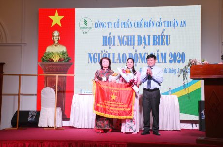 Ông Huỳnh Văn Bảo - TGĐ VRG tặng cờ thi đua của Chính phủ cho công ty