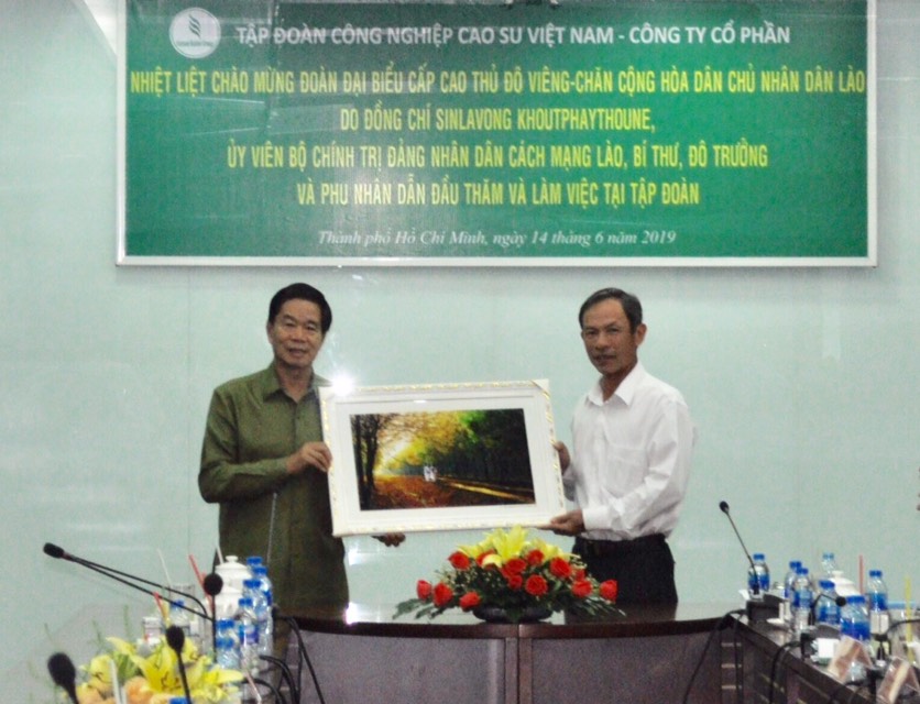 Ông Trần Ngọc Thuận - Chủ tịch HĐQT VRG (bên phải) tặng quà lưu niệm cho Đoàn cán bộ cấp cao Thủ đô Viêng Chăn