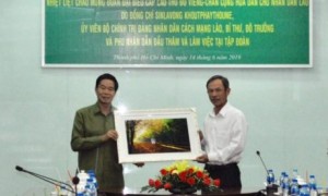 Lãnh đạo VRG tặng quà lưu niệm cho đ/c Sinlavon Khoutphaythoume – UV Bộ Chính trị Đảng Nhân dân Cách mạng Lào, Bí thư, Đô trưởng Thủ đô Viêng Chăn.