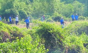 ĐVTN công ty phát quang, dọn dẹp chuẩn bị thực hiện công trình “Vườn cây thanh niên”.