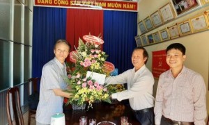 Ông Trương Công Lực – Chủ tịch Công đoàn Cao su Ea H'Leo tặng hoa cho thầy Hoàng Minh Ngọc (áo ngắn tay) – Hiệu trưởng trường THPT Phan Chu Trinh.