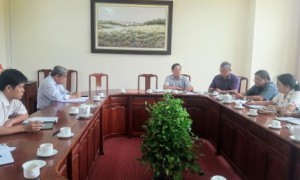 Ban lãnh đạo công ty họp bàn kế hoạch phát động cuộc thi